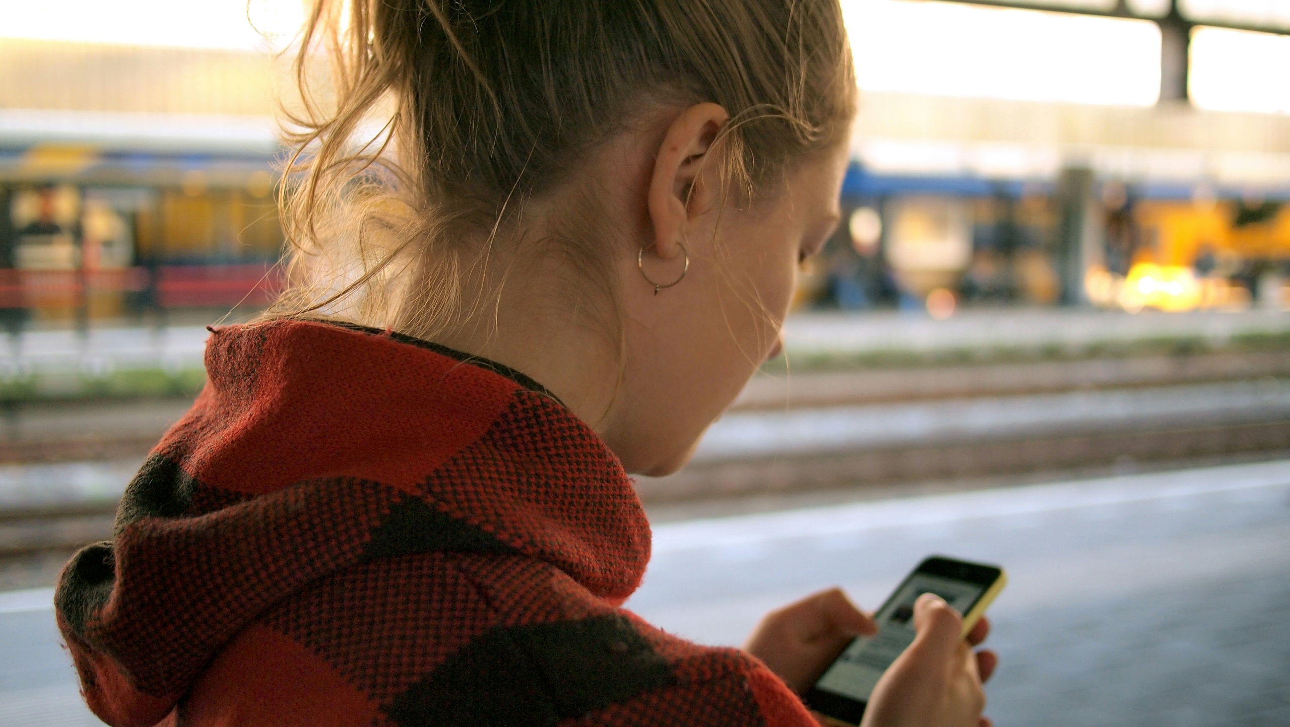 meisje kijkt op telefoon