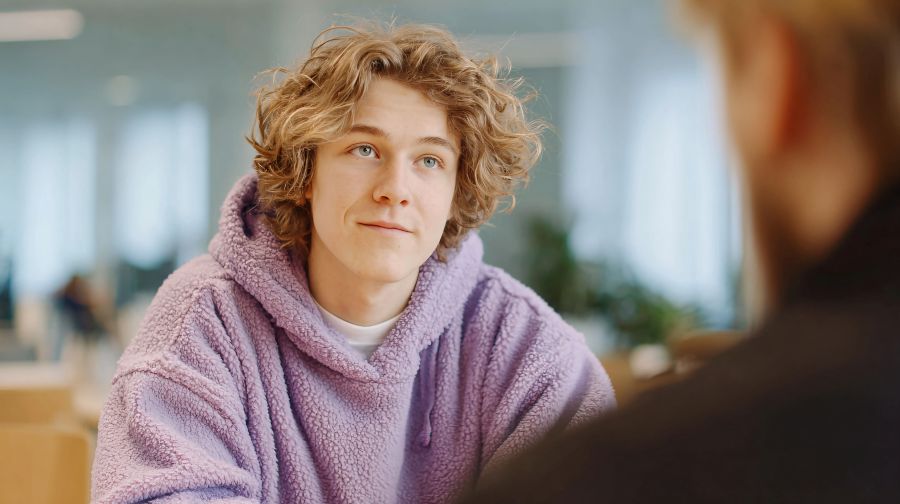 jongen in gesprek