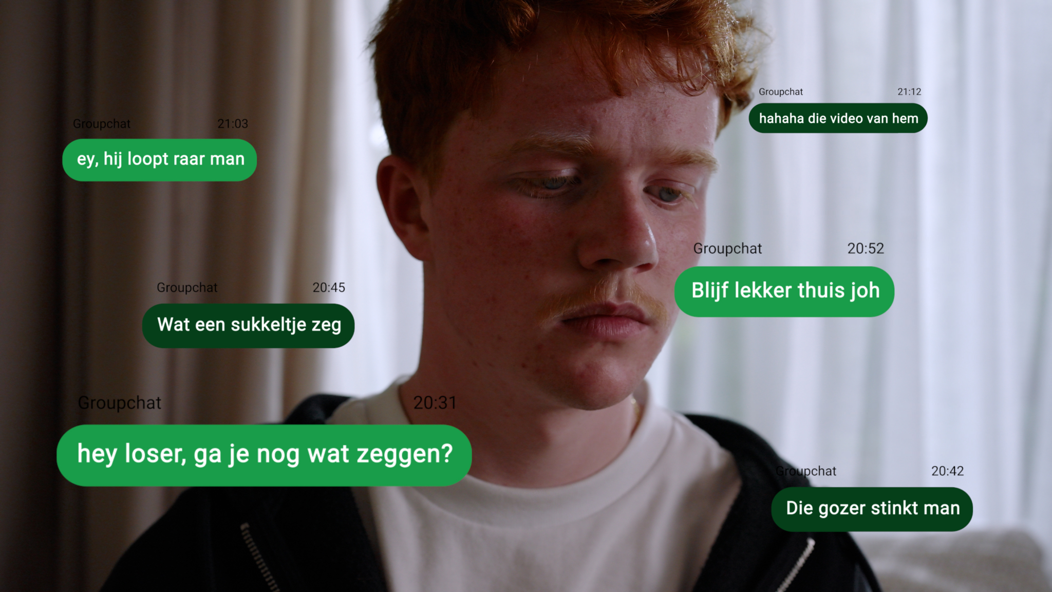 jongen met sms bubbeltjes