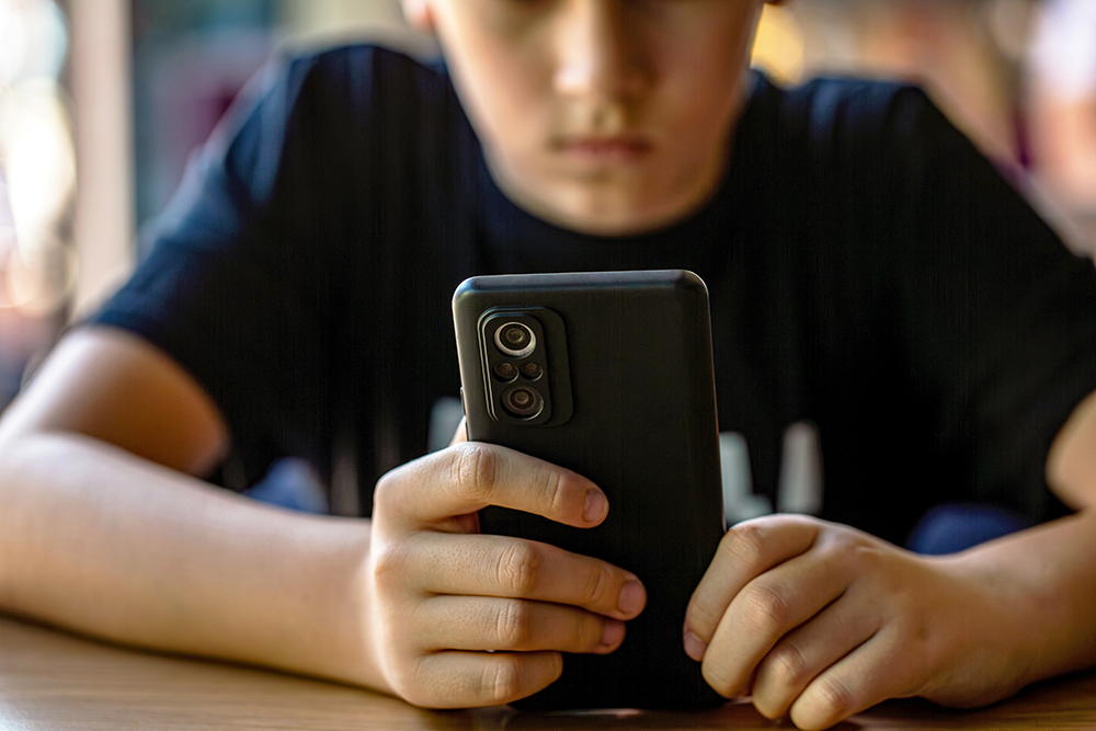 Jongen met smartphone